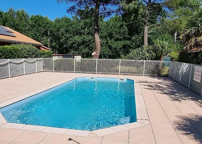 Mobile Avec Terrasse Et Piscine. Hourtin