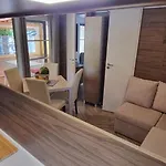 シャレー Mobile Avec Terrasse Et Piscine. *