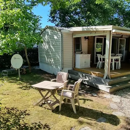 Mobile Avec Terrasse Et Piscine. 木屋 *