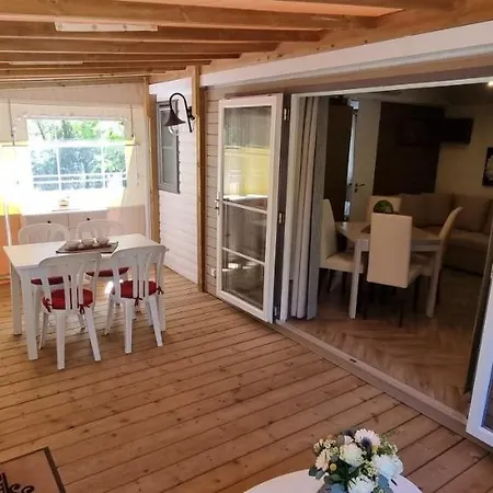 木屋 Mobile Avec Terrasse Et Piscine.