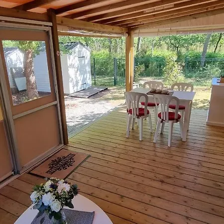 Mobile Avec Terrasse Et Piscine. Horská chata