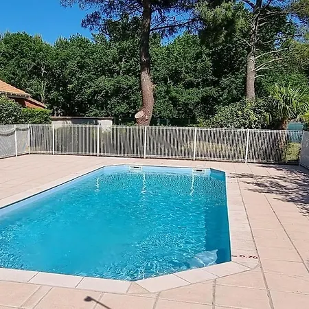 Mobile Avec Terrasse Et Piscine. Hourtin