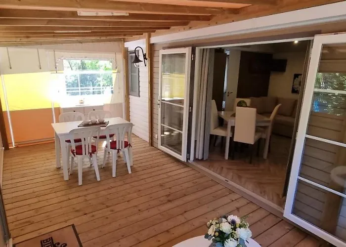 Chalet Mobile Avec Terrasse Et Piscine.