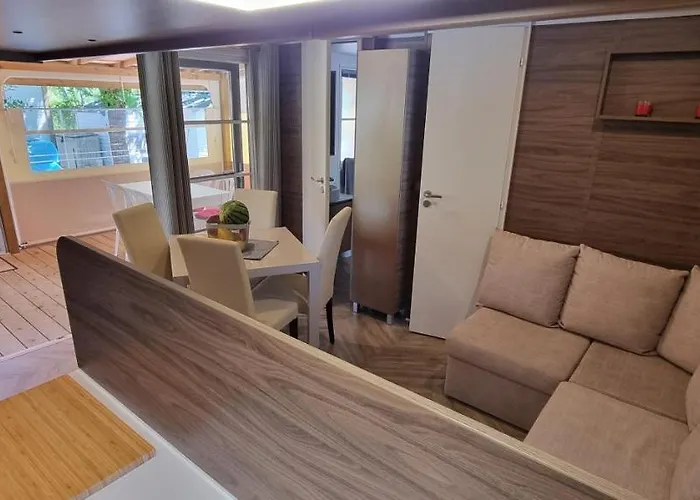 Chalet Mobile Avec Terrasse Et Piscine. *