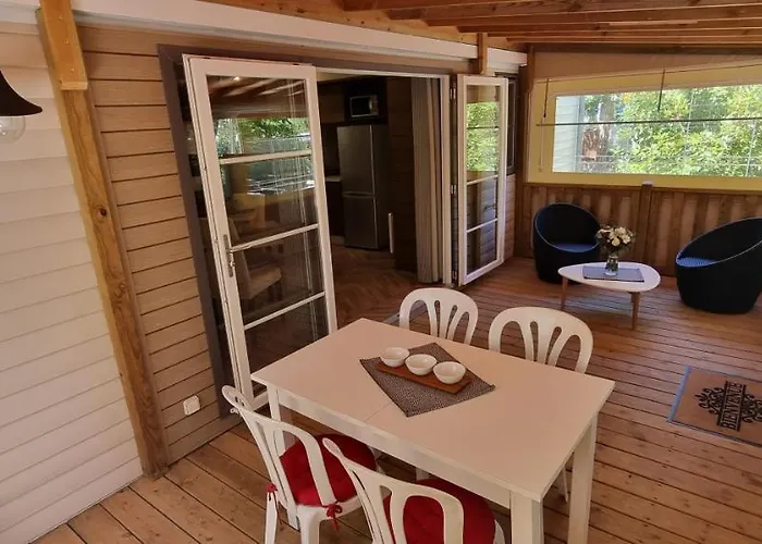 Chalet Mobile Avec Terrasse Et Piscine. Hourtin